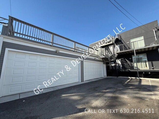 Building Photo - *** 3 BDRM- 2 BTH / W&D IN UNIT / GARAGE P...