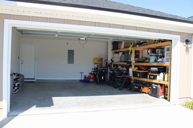 Building Photo - 1964 Catbird Trl