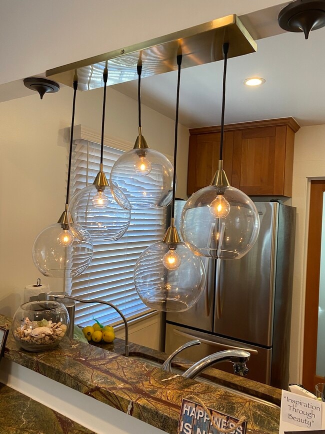 Building Photo - 307 6th Ave