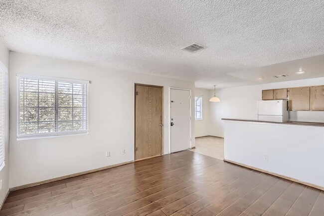 Building Photo - LOVELY 2 bedroom Condo Ready for Immediate Move in!!