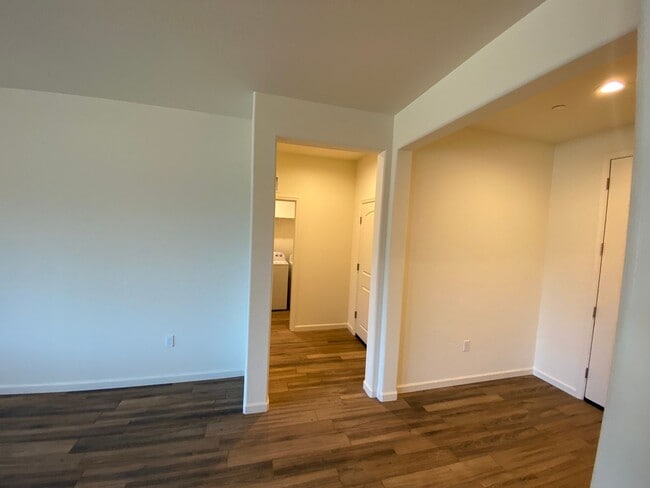 Building Photo - Gorgeous NEWER home between Tulare and Vis...