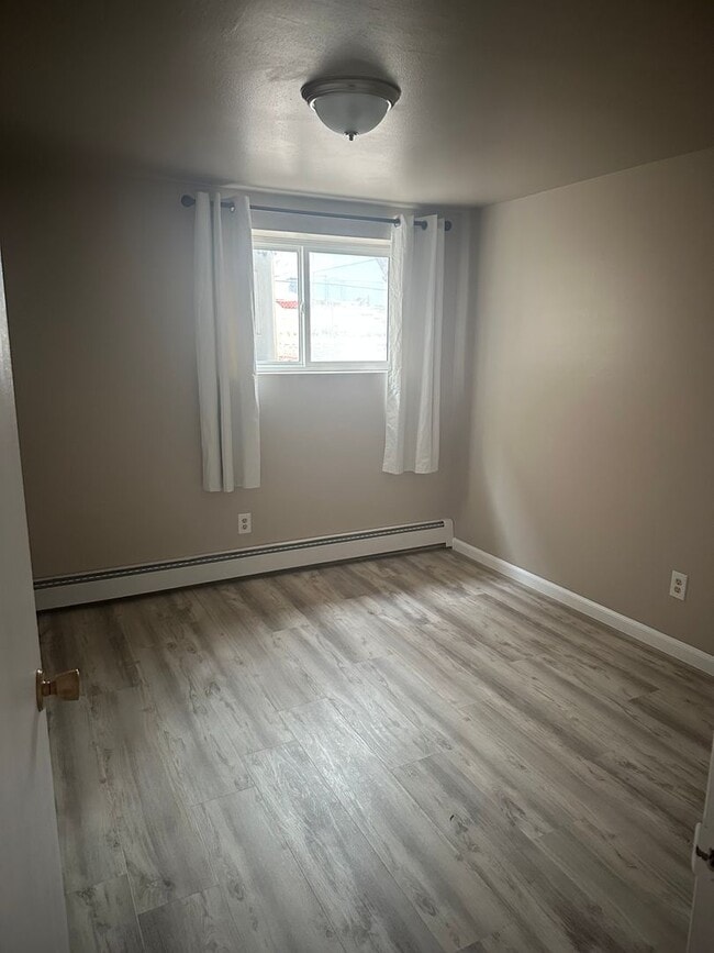 Building Photo - 380 Shoshone Ave