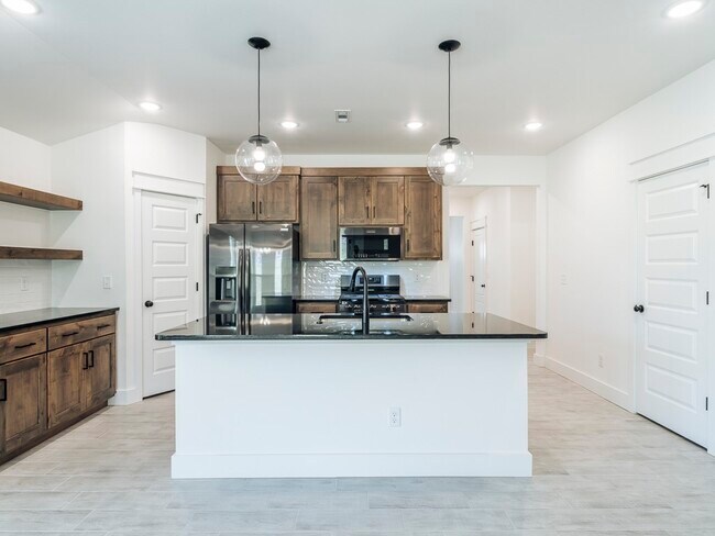 Building Photo - 1440 Emmerson St