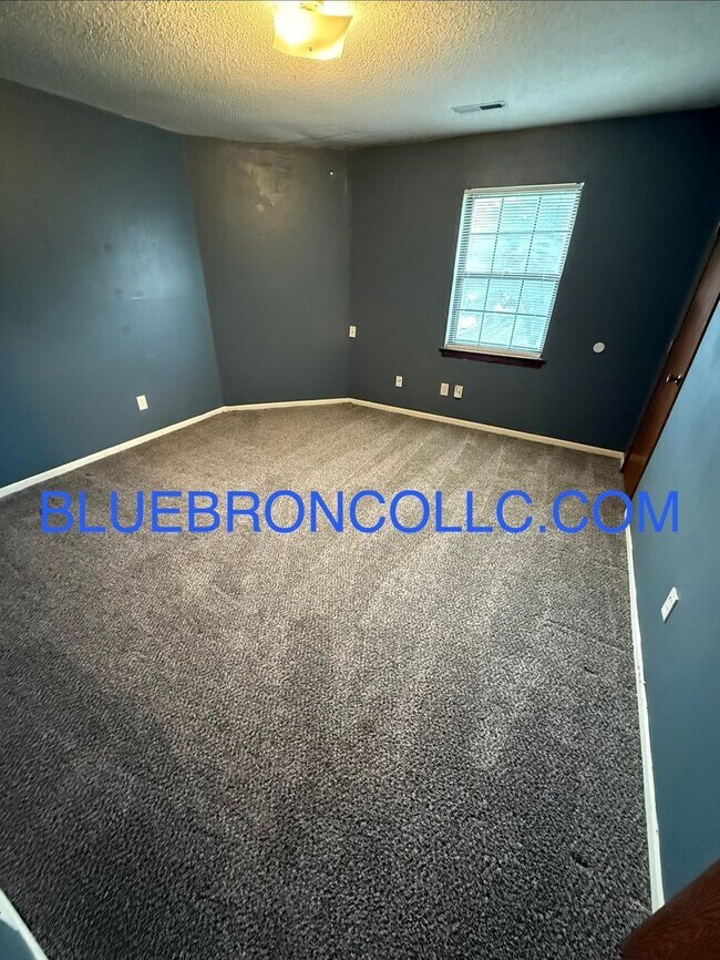 Building Photo - Great deal for an great property, Fresh paint and new carpet!