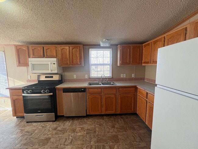 Building Photo - Spacious 5 Bedroom, 3 Bath Home with finished basement – Near Merdian and Pawnee – Available Now!