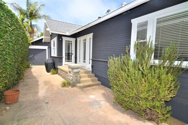 Building Photo - Beautiful Belmont Heights Home with Huge Backyard