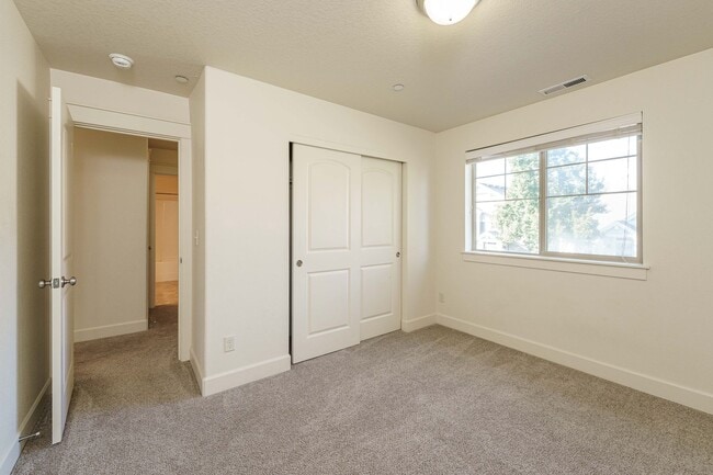 Building Photo - $1000 OFF MOVE IN SPECIAL - 4 Bedroom 2.5 ...