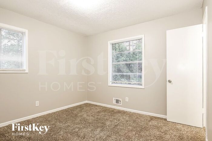 Building Photo - 641 Cherry Ln