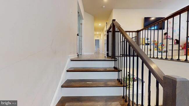 Building Photo - 10909 Meridian Hill Way