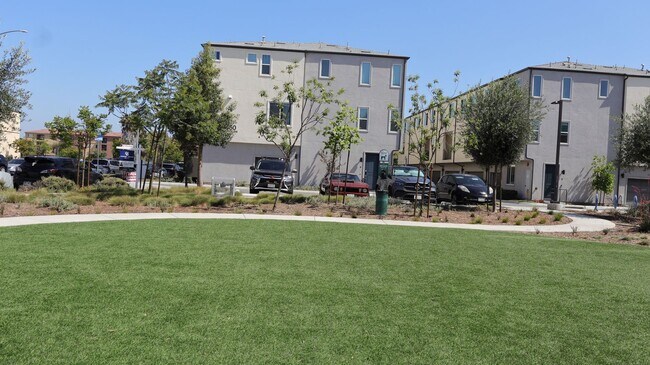 Building Photo - 4 bedrooms 3.5 baths townhome in South San Diego