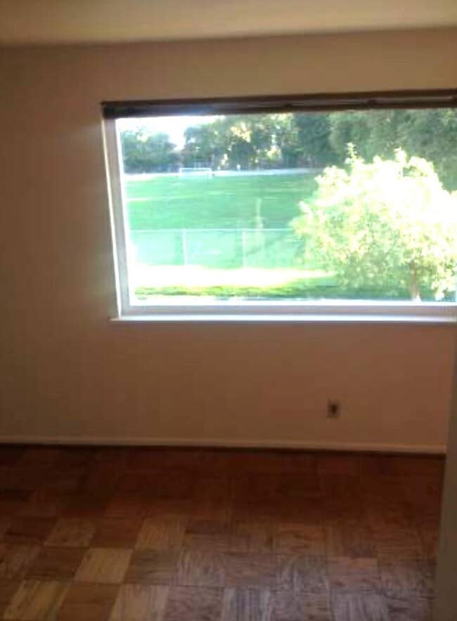 Building Photo - 2 bedroom in Seattle WA 98103