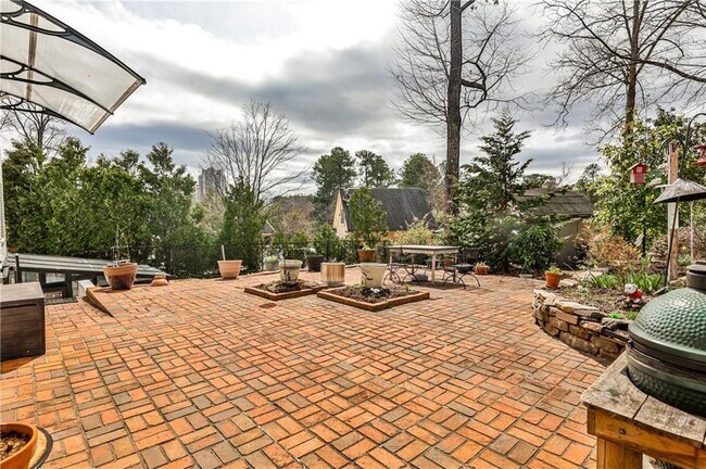 Building Photo - 800 Glenairy Dr NE