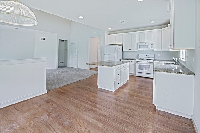 Building Photo - Beautiful 3 bedroom, 3 bath home in over 5...
