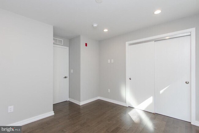 Building Photo - 720 S Sartain St