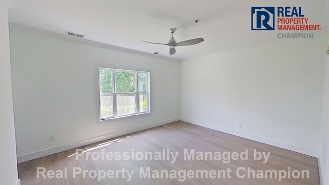 Building Photo - Beautifully Updated 2 BD/2 BA with Screened Porch & Modern Finishes
