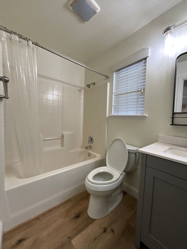 Building Photo - Updated 3 Bedroom 2 Bath Home in Fresno!