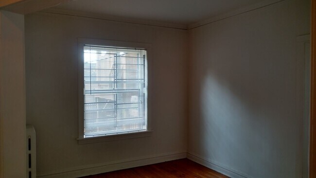 Building Photo - Charming Roscoe Village 1 Bedroom - Recently redone bathroom! Refinished hardwood floors!