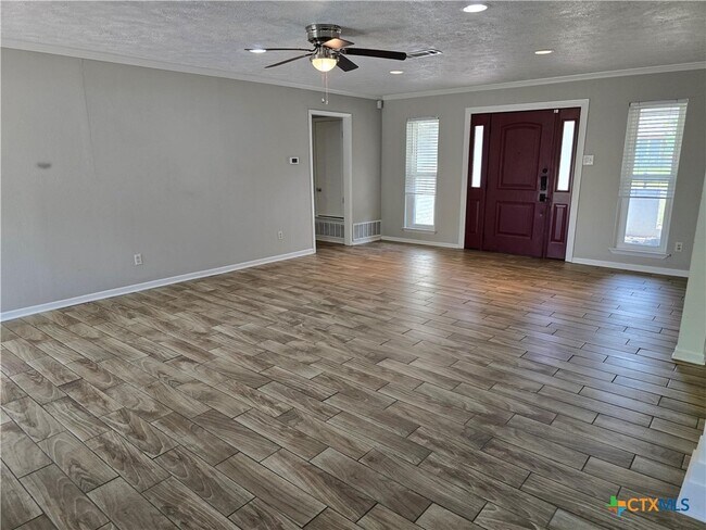 Building Photo - 205 E Cherokee Dr