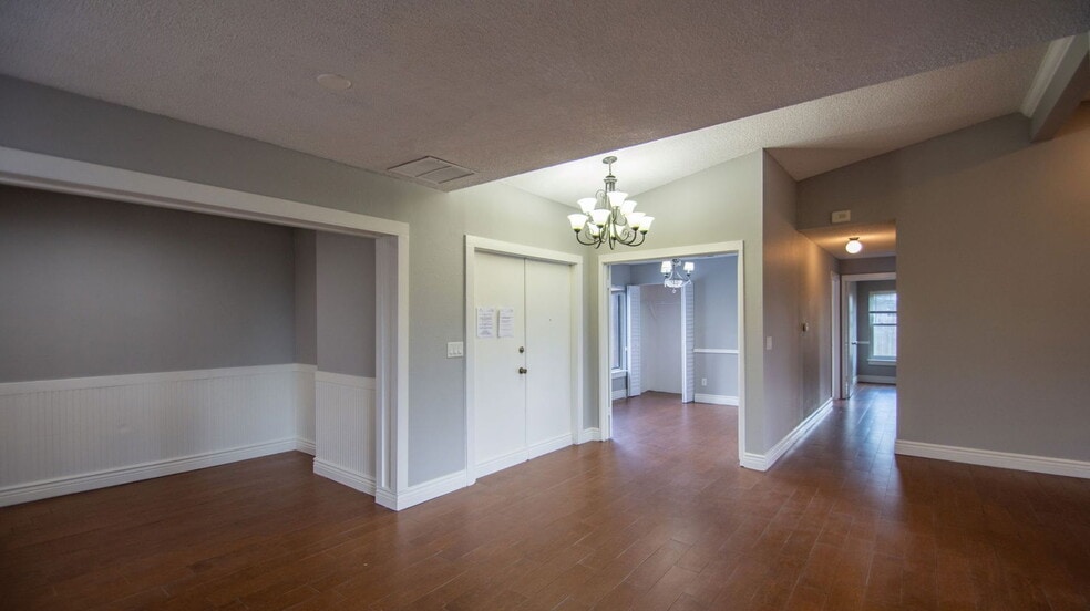 Building Photo - 704 Putt Ln