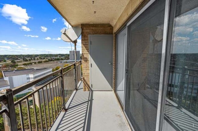 Building Photo - 16400 N Park Dr