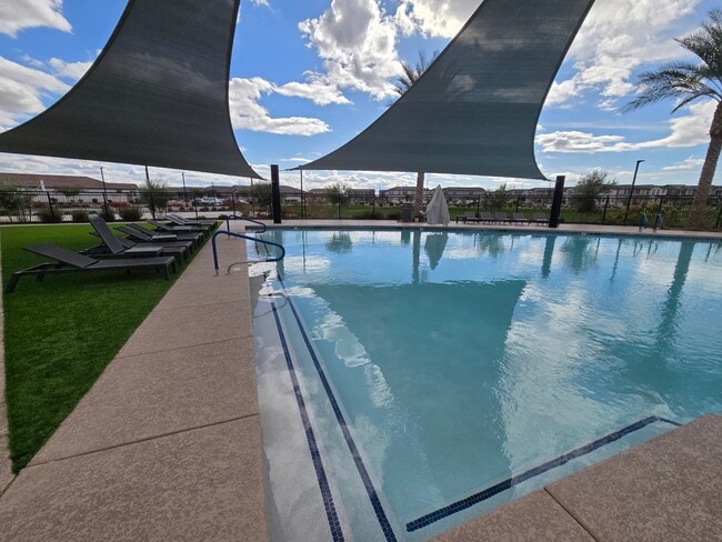 Building Photo - 713 W Longwood Dr