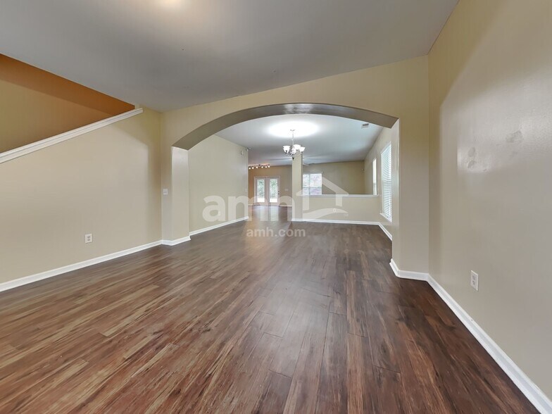 Building Photo - 137 Lake House Rd