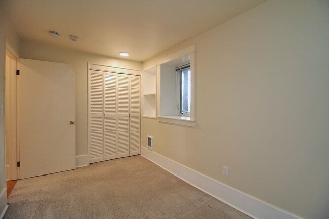 Building Photo - 2400 SW Hoffman Ave