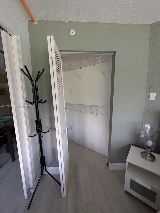 Building Photo - 1881 Washington Ave