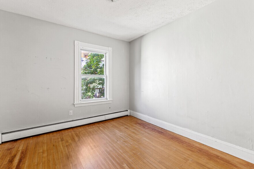 Building Photo - 174 Bartlett St