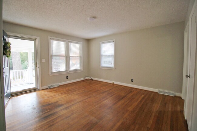 Building Photo - 2807 Holt Dr