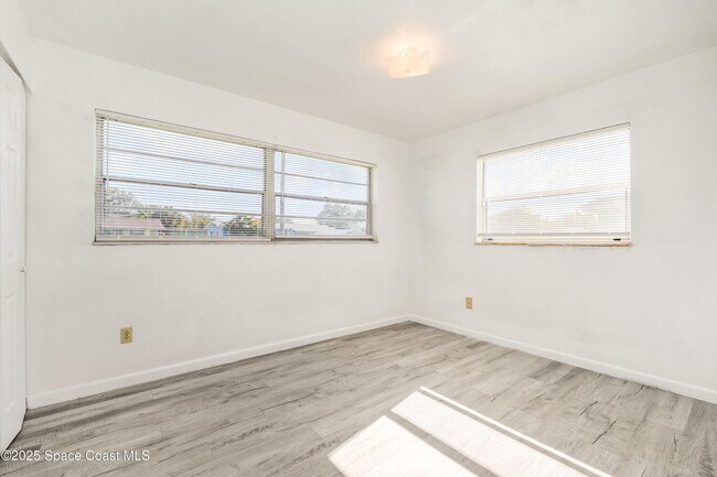 Building Photo - 557 Cox St