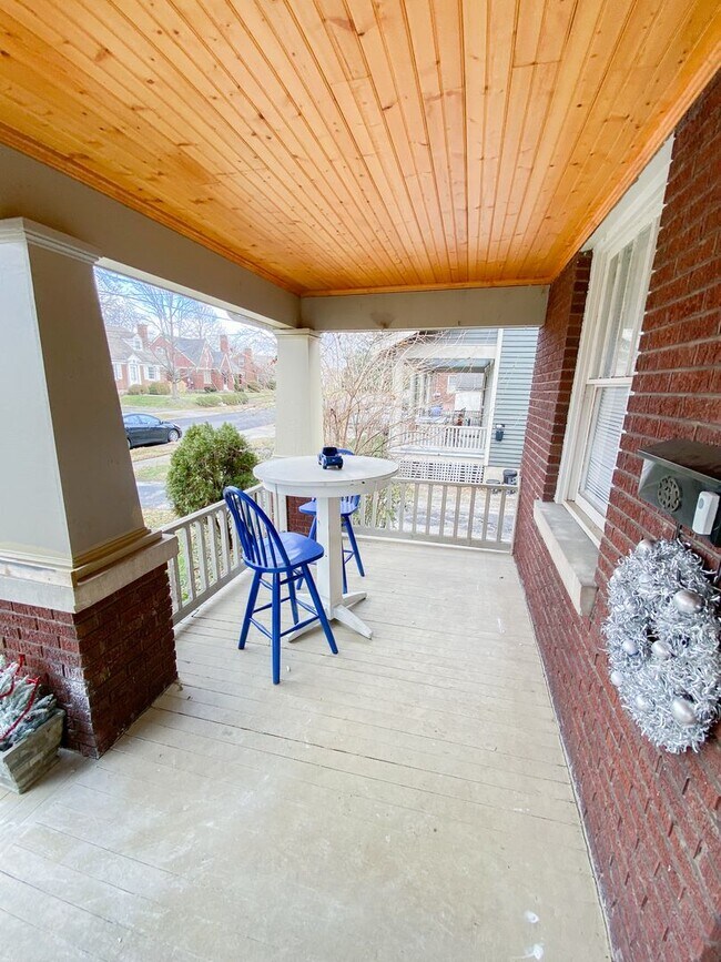 Building Photo - 722 Sunset Dr