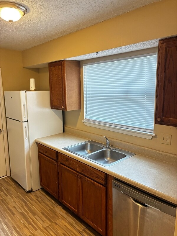 Building Photo - 10706 Meadowlea Dr