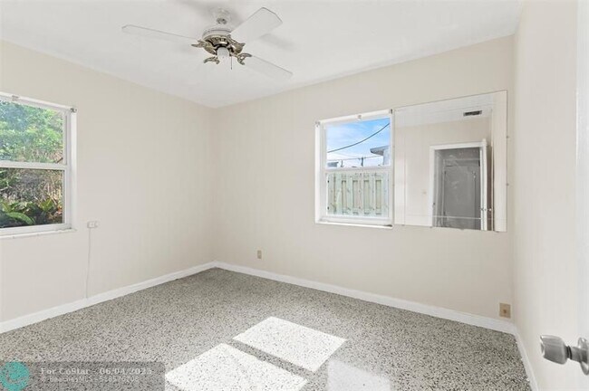 Building Photo - 939 Lytle St