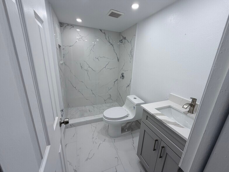 Building Photo - 9365 Fontainebleau Blvd