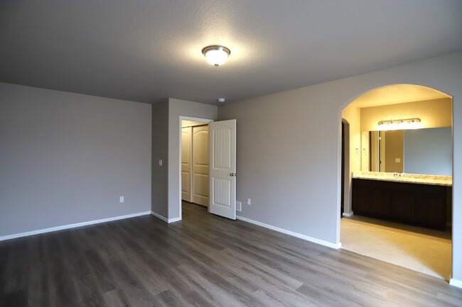 Building Photo - Contemporary, light-filled townhouse available for lease!