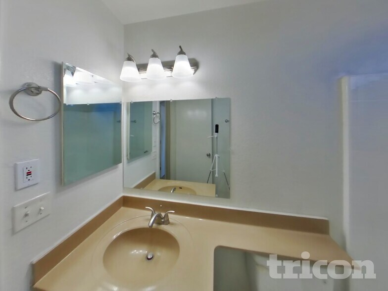 Building Photo - 7321 N 69th Ave