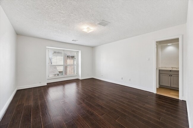 Building Photo - 927 Memorial Village Dr