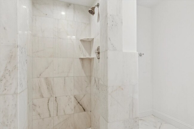 Building Photo - 6 Bedroom/3 Bathroom Available in Wayne!