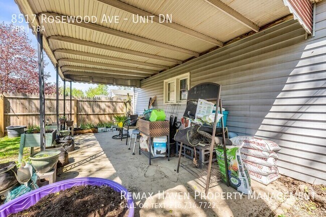 Building Photo - 8517 Rosewood Ave
