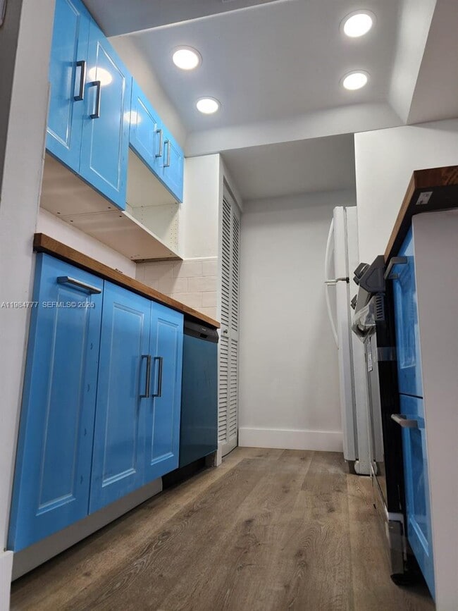 Building Photo - 520 Brickell Key Dr