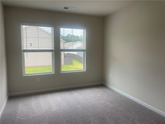 Building Photo - 4663 Fullerton Dr