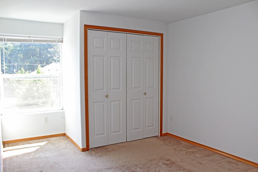 Building Photo - 683 NE 162nd Ave