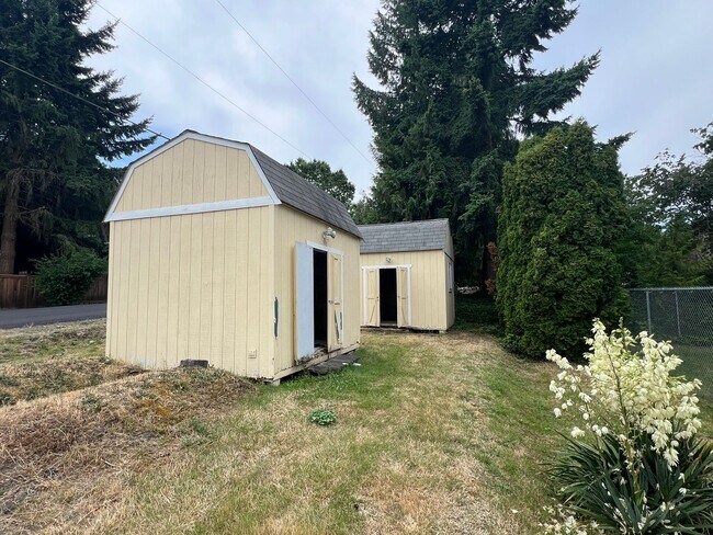 Building Photo - Recently Renovated Spacious Rambler with M...