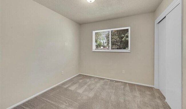 Building Photo - MOVE IN SPECIAL! 3-bedroom Rancher in Coun...