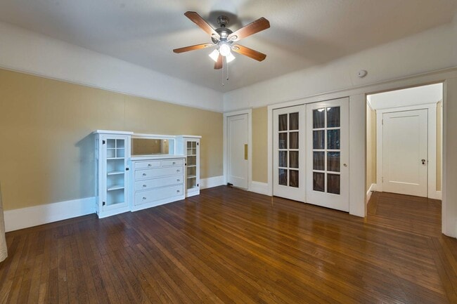 Building Photo - Charming Midtown 1-Bedroom Apartment with ...