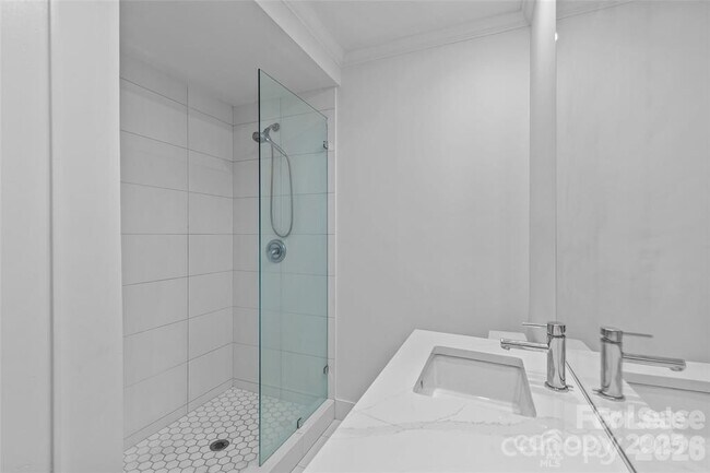 Building Photo - 609 Queens Rd