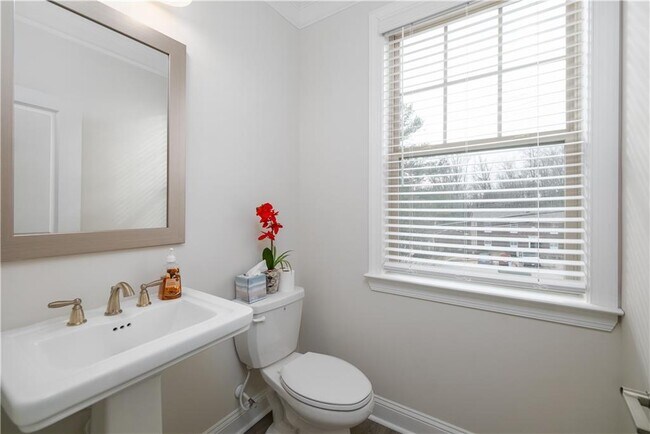 Building Photo - 1313 Harris Way S