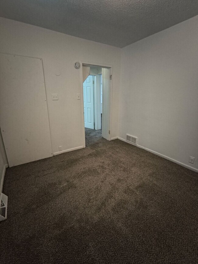 Building Photo - Spacious 3 Bedroom Home in Council Bluffs – Fully Updated!