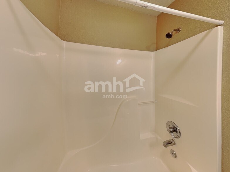 Building Photo - 220 Longview Bend